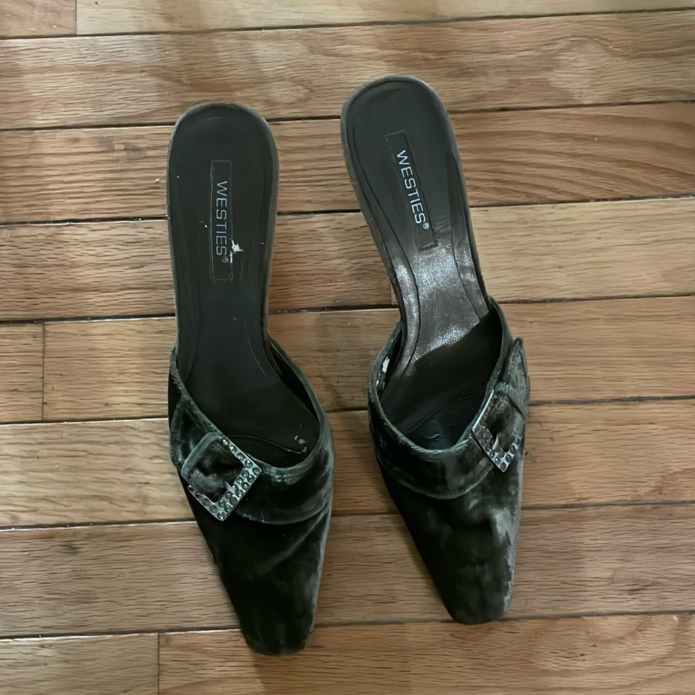 Ladies shoes, velvet, olive with diamond bucket, 1” heel.